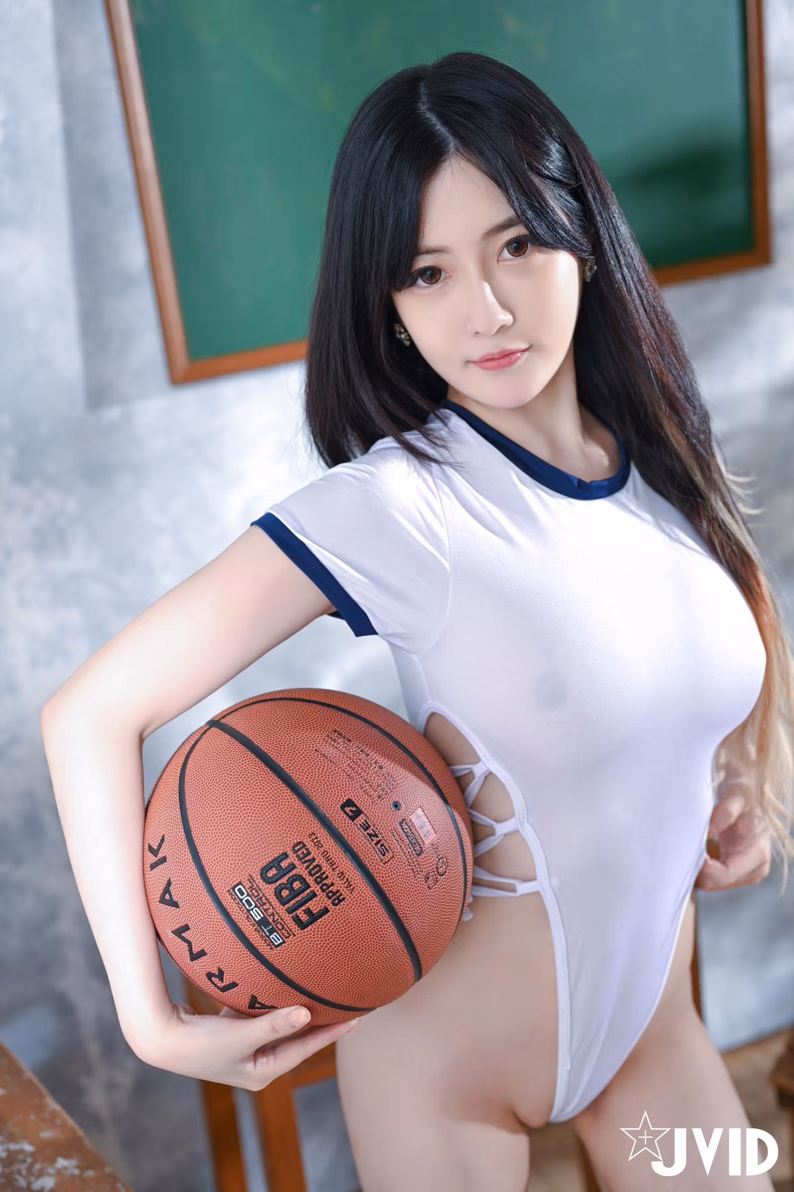 璃奈酱双手拉着水手服衣角展现纤细腰身特写